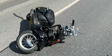 Buchs: Rollerfahrer prallt in Auto