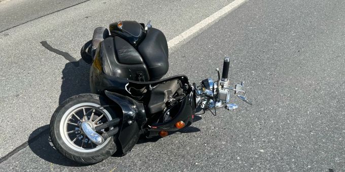 Buchs: Rollerfahrer prallt in Auto Buchs: Rollerfahrer prallt in Auto