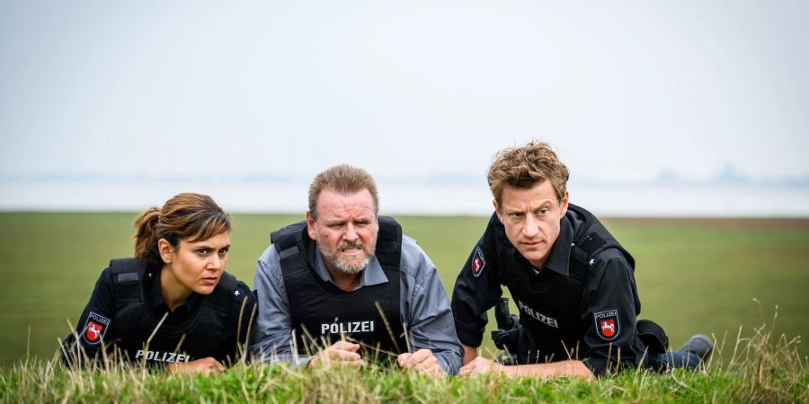 Süher Özlügül (Sophie Dal, l.), Kriminalhauptkommissar Brockhorst (Felix Vörtler, M.) und Henk Cassens (Maxim Mehmet, r.) haben in «Friesland - Bis aufs Blut» ermittelt.