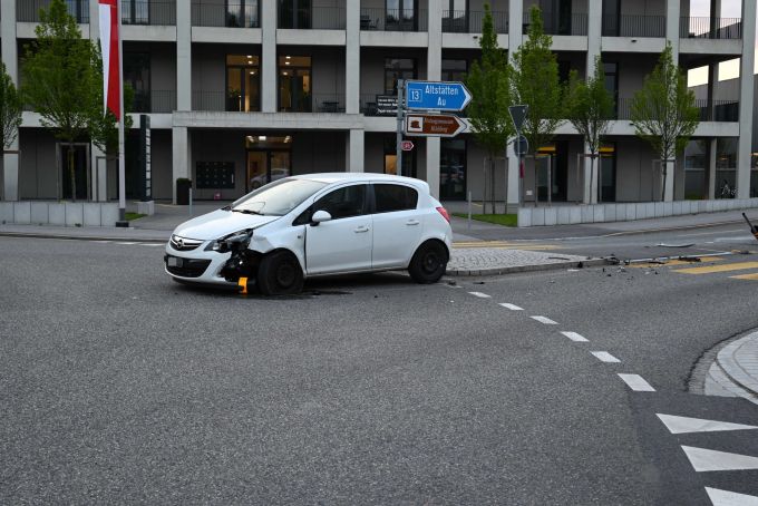 Bei der Kollision entstand ein Sachschaden. Sachschaden nach Unfall
