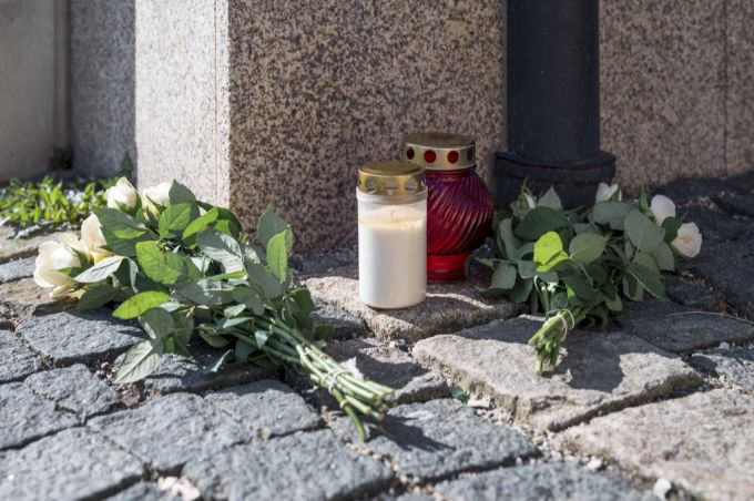 Blumen und Kerzen in der Nähe des Kinderheims, in dem Lena (†10) ermordet wurde. Kinderheim