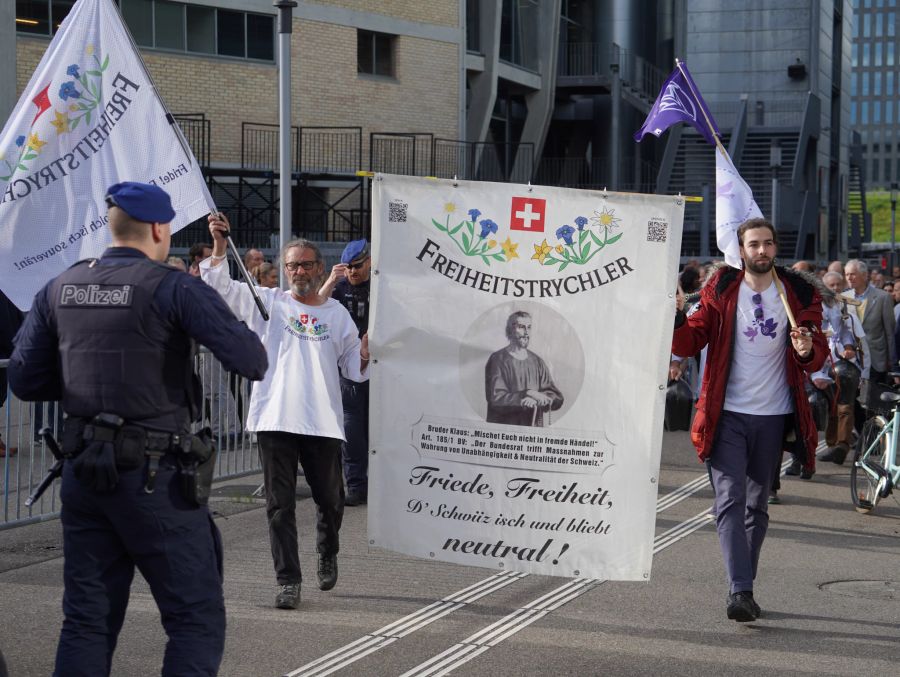 Die Corona-Skeptikergruppe der Freiheitstrychler marschierte in einer unbewilligten Protestaktion vor dem Hallenstadion auf.