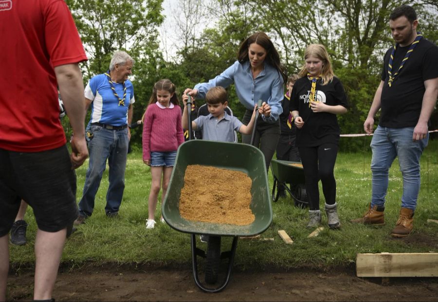 Prinz Louis und Mami Kate packten ordentlich mit an.