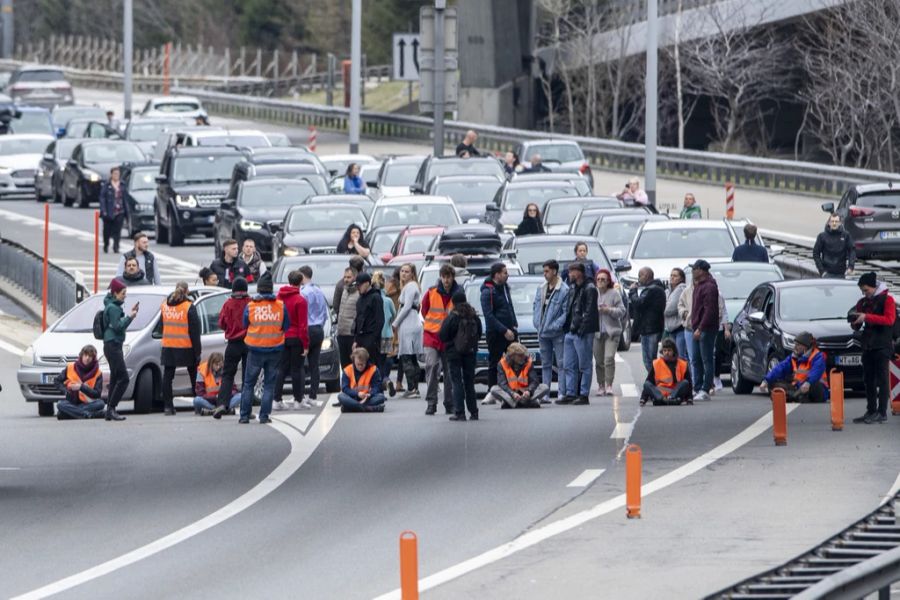 An Ostern 2023 blockierten Aktivisten von Renovate Switzerland den Gotthard-Tunnel.