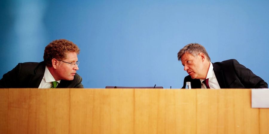 Bundeswirtschaftsminister Robert Habeck (Grüne, r) mit seinem Staatssekretär Patrick Graichen.