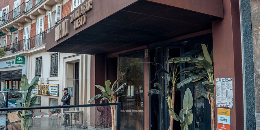 Das Restaurante «Burro Canaglia Bar Resto» auf der Plaza de Manuel Becerra, aufgenommen nachdem im Inneren des Lokals ein Feuer ausgebrochen war. Bei dem Brand seien zwei Menschen ums Leben gekommen und zehn verletzt worden. Foto: Gabriel Luengas/EUROPA PRESS/dpa