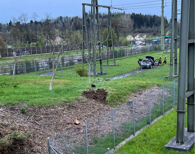 Das Fahrzeug verlor Bodenkontakt und flog schliesslich über einen Sicherheitszaun des Elektrizitätswerks. Unfall Solothurn