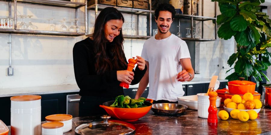 Zwei Personen in Küche Vegan