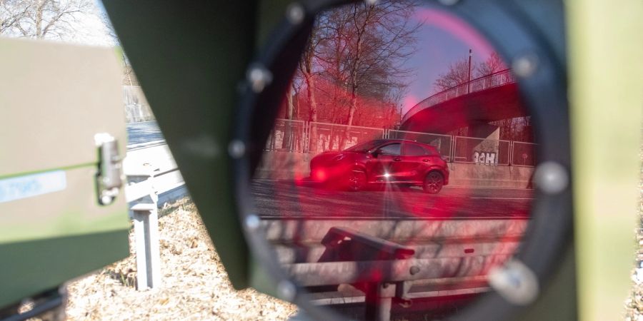 Die Polizei geht in mehreren Bundesländern gegen Temposünder vor.