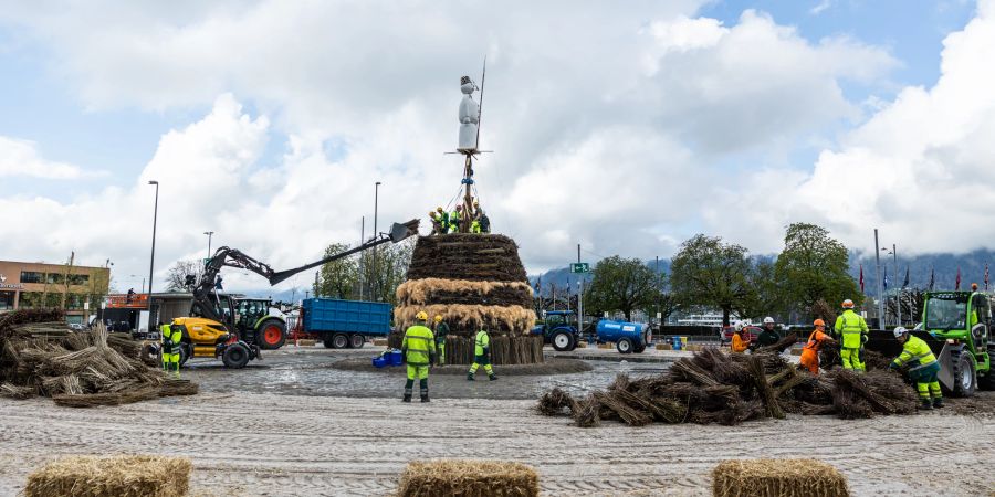 Der Böögg wird für die Verbrennung am Sechseläuten in Zürich vorbereitet.