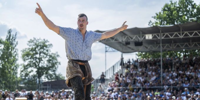 Der Wiler Damian Ott, links, gewinnt gegen den Melser Marco Good, im Schlussgang am St. Galler Kantonalschwingfest, am Sonntag, 4. Juni 2023, in Wittenbach. (KEYSTONE/Gian Ehrenzeller). Ott St. Galler Kantonalschwingfest