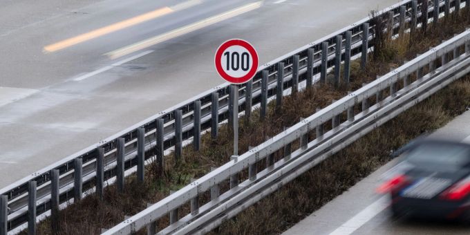 Ein Tempo-100 Schild steht auf einem Mittelstreifen (Symbolbild). Ein Tempo-100 Schild steht auf einem Mittelstreifen (Symbolbild).