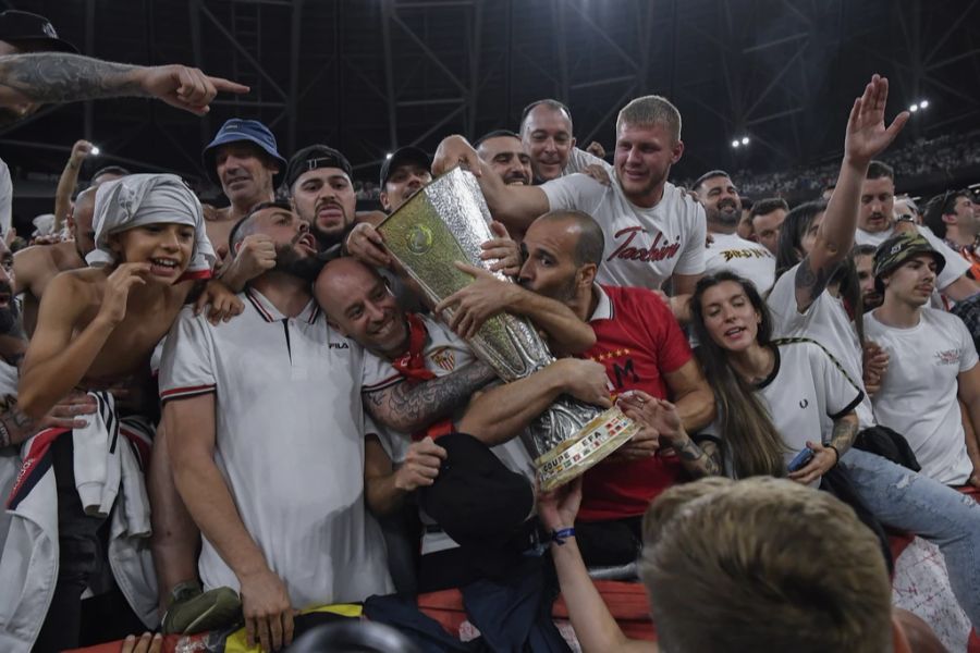 Fans des FC Sevilla feiern den Europa-League-Titel ihres Teams.