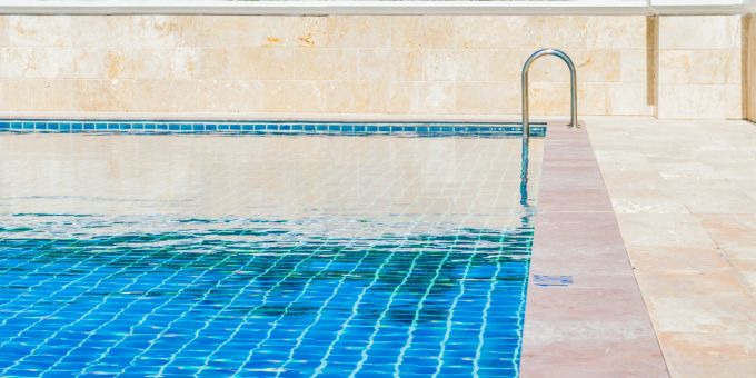 Das Mädchen hing mit seinen Haaren in einer Düse fest und drohte zu ertrinken. (Symbolbild) poolanlage