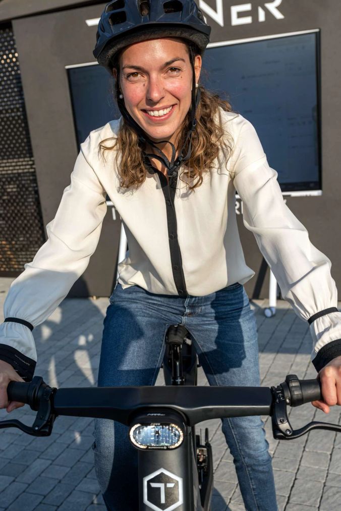 Severine Suter findet das S-Pedelec genial: "Bim afahre hauts eim de Helm hindere".