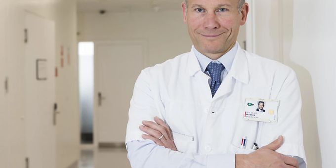 «Wir erleben gerade eine kleine Revolution», sagt Olivier Michielin, Leiter der Abteilung für Onkologie des Universitätspitals Genf. (Archivbild) Olivier Michielin im Arztkittel.