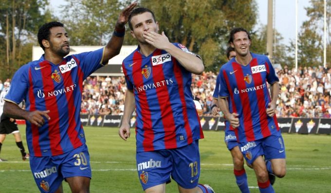 Alex Frei jubelt über ein Tor für den FCB auf dem Brügglifeld im Jahr 2009. Alex Frei FC Aarau
