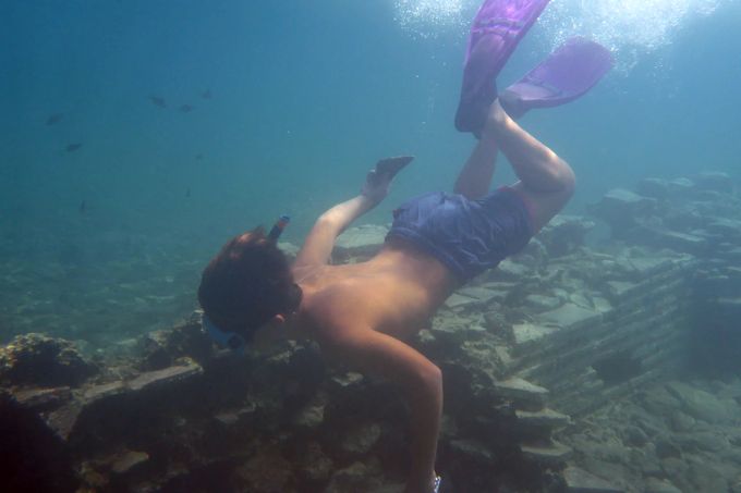 Vor dem Gialasi-Strand gibt es nur wenige Meter unter Wasser Teile einer versunkenen antiken Stadt zu sehen. Stadt antik Meer Gialasi-Strand