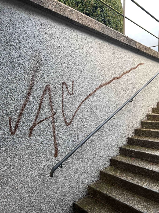 VAC-Smybole in der Stadt. VAC