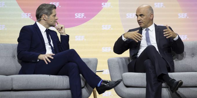 Bundespräsident Alain Berset, rechts, im Gespräch mit Moderator Urs Gredig während der Eröffnungszeremonie am Swiss Economic Forum (SEF) in Interlakten, am Donnerstag, 8. Juni 2023. Urs Gredig Alain Berset