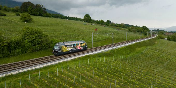 Der SBB-Wagen mit dem Schriftzug Nendaz fahrt durch die ganze Schweiz. Lokomotive NEndaz