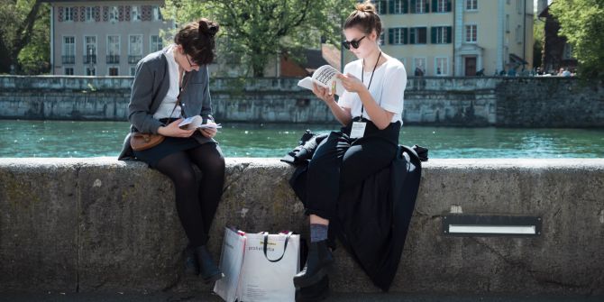 Zwei Frauen lesen