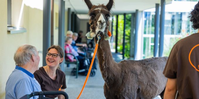 Tanja Burkolter von «amaLama» nimmt sich Zeit für einzelne Gespräche. lama