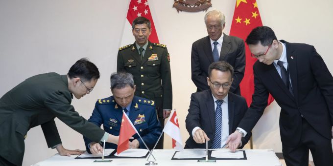 Jing Jianfeng (3. v. l.) hat die Kritik des US-Verteidigungsministers zurückgewiesen. China USA Jianfeng