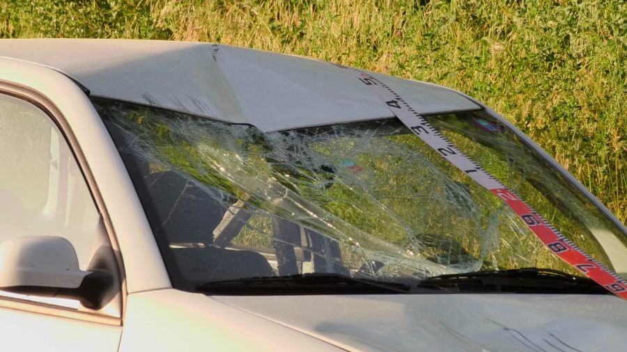 Das Auto wurde während des Aufpralls beschädigt.