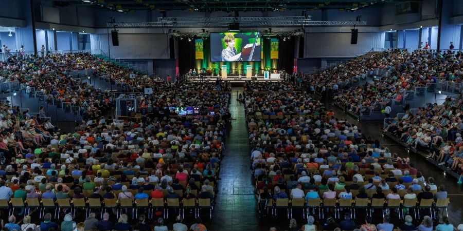 Besucher des 38. Deutschen Evangelischen Kirchentages verfolgen die Bibelarbeit von Bundespräsident Frank-Walter Steinmeier.