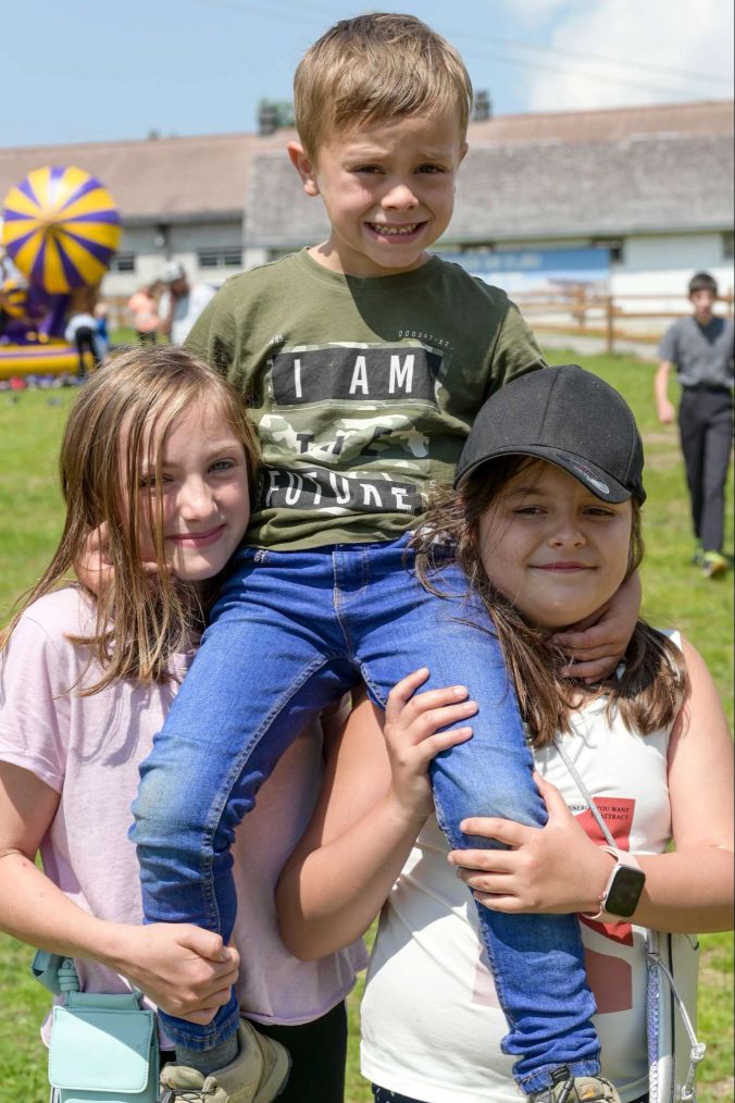 Kayla und Emelie mit Luis auf ihren Schultern.