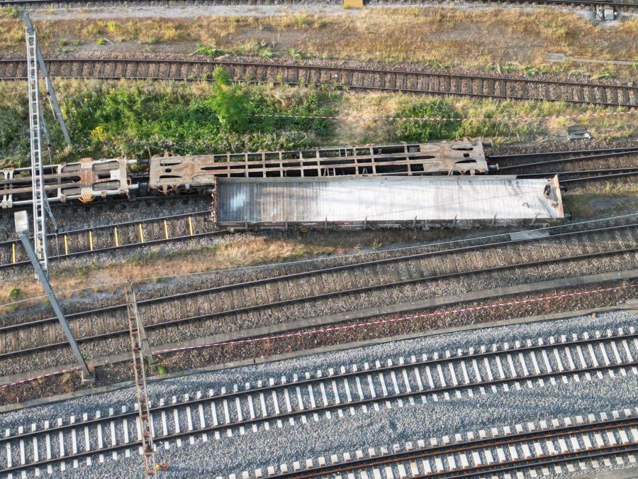 Bei der Streifkollision zweier Güter-Loks beim Rangierbahnhof in Basel entgleisten zwei Waggons.