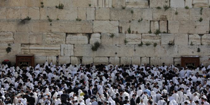 Orthodoxe Juden bedecken ihre Köpfe mit Gebetsschals, während sie am Pessach-Fest den «Priesterlichen Segen» oder das Cohanim-Gebet auf Hebräisch vor der Klagemauer in Jerusalem sprechen, 09. April 2023. Das Gebet, das zweimal im Jahr gesprochen wird, wird nur von den Cohanim, den Hohepriestern der alten Tempel, während des einwöchigen jüdischen Pessachfestes gesprochen, das an den Auszug der Juden aus Ägypten in biblischer Zeit erinnert. Priestly Blessing prayer during Passover in Jerusalem