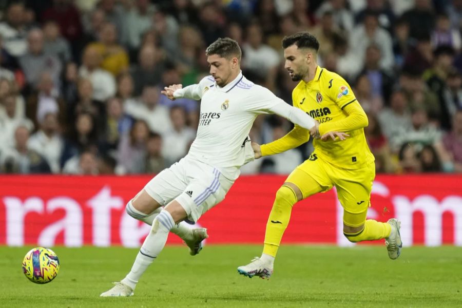 Federico Valverde und Alex Baena in einem Zweikampf auf dem Platz. Villarreal schlägt Real Madrid 3:2 – nach dem Spiel kommt es zum Gewalt-Eklat.