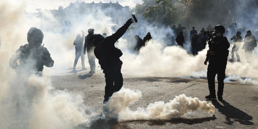 Manche Demonstranten bewarfen die Polizei mit Brandbomben. (AP Photo/Aurelien Morissard)