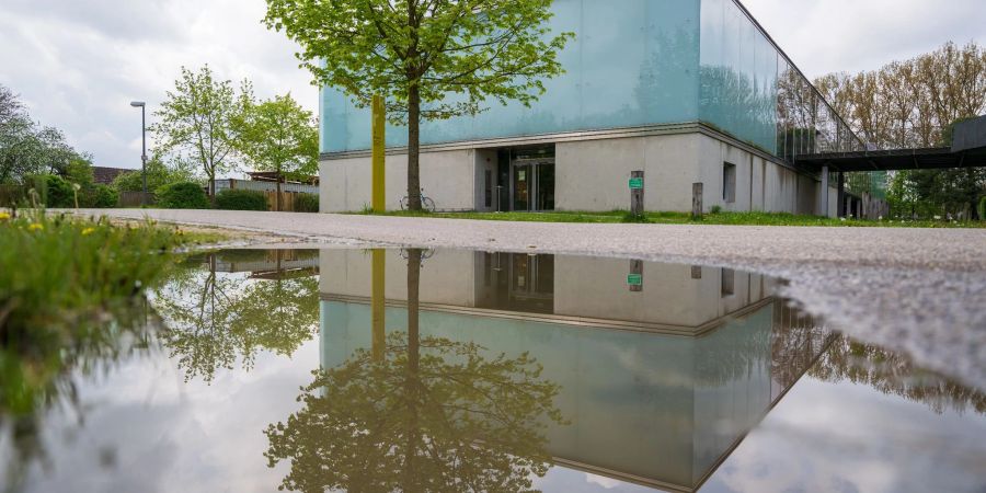 Das Manchinger Kelten Römer Museum spiegelt sich in einer Pfütze. Das Haus ist nach dem Raub des Goldschatzes im November wieder geöffnet.