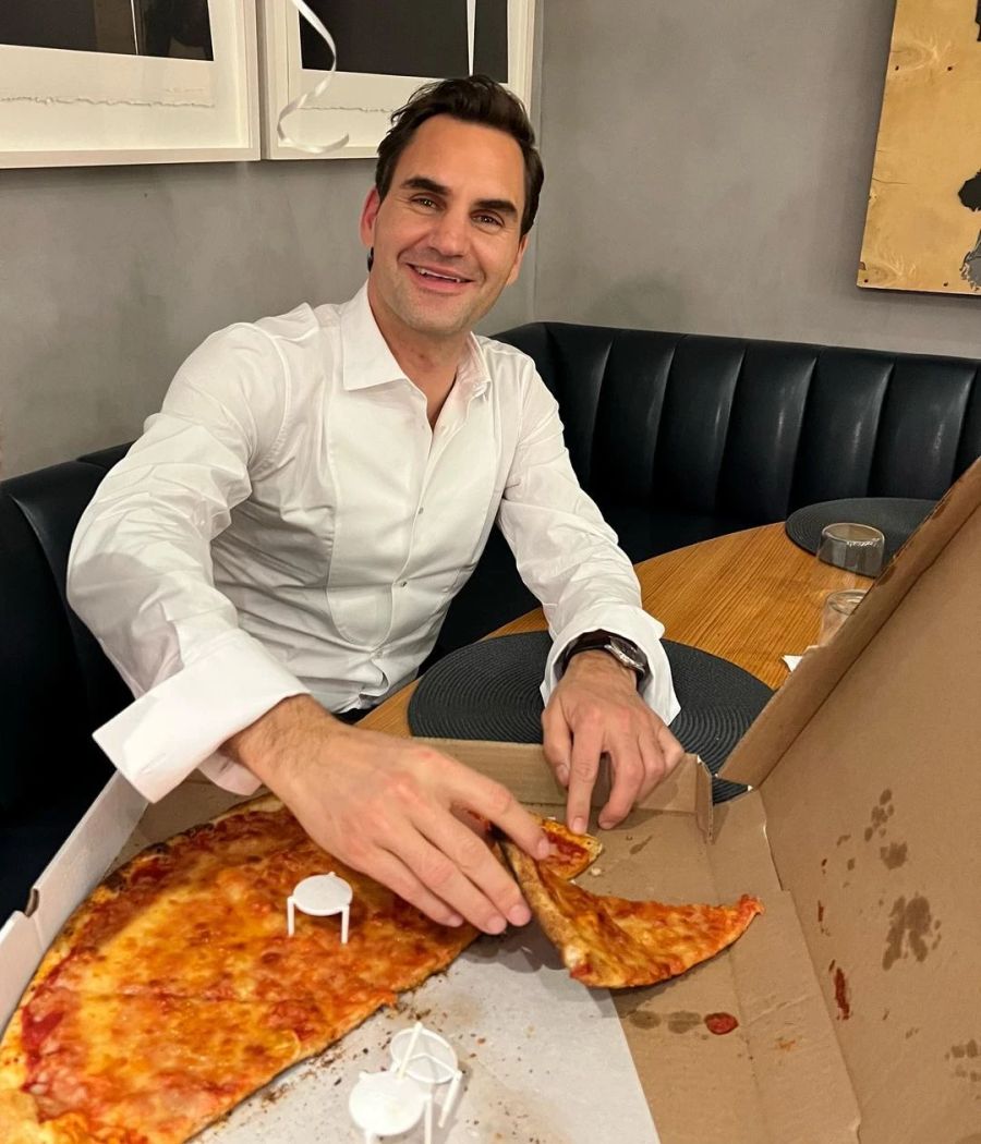 Roger Federer strahlt beim Pizaa-Essen nach der Met Gala über beiden Ohren.