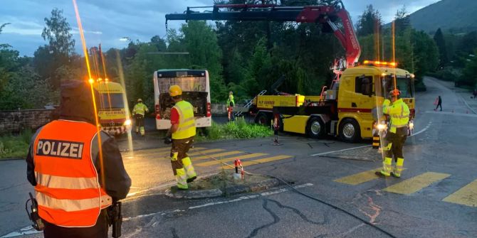 Ein Linienbus in Grenchen prallt in Friedhofsmauer.