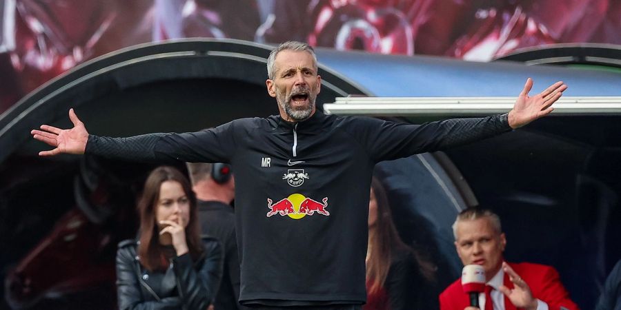 Leipzigs Trainer Marco Rose reagiert am Spielfeldrand.