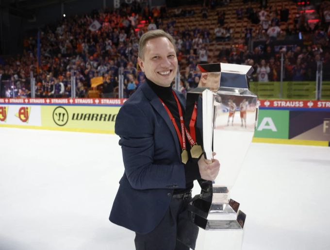 Jussi Tapola mit der Champions-League-Trophäe im Februar. SCB