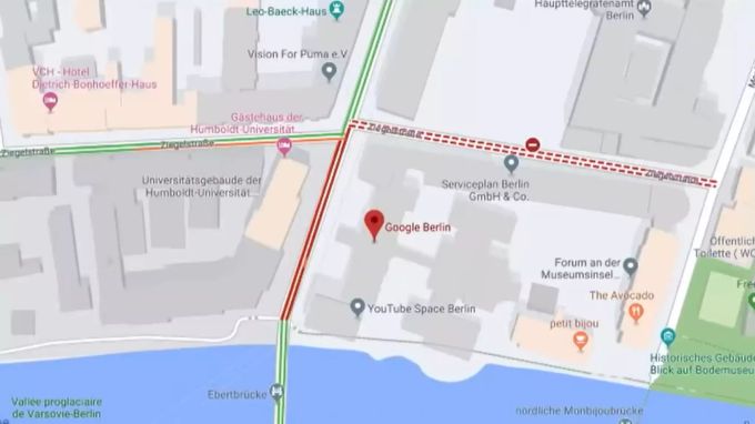 Vorsicht: Stau an der Strasse vor Googles Sitz in Berlin! Das Kartensystem warnt in rot vor Künstler Simon Weckert. Google Maps Hack Stau