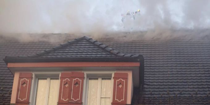 In Ebnat-Kappel SG brannte am Montagabend ein leerstehendes Haus. (Symbolbild) ebnat-kappel