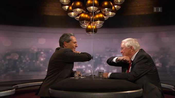 Zum Schluss geben sich Roger Schawinski und Christoph Blocher einen Ellbogencheck. Coronavirus