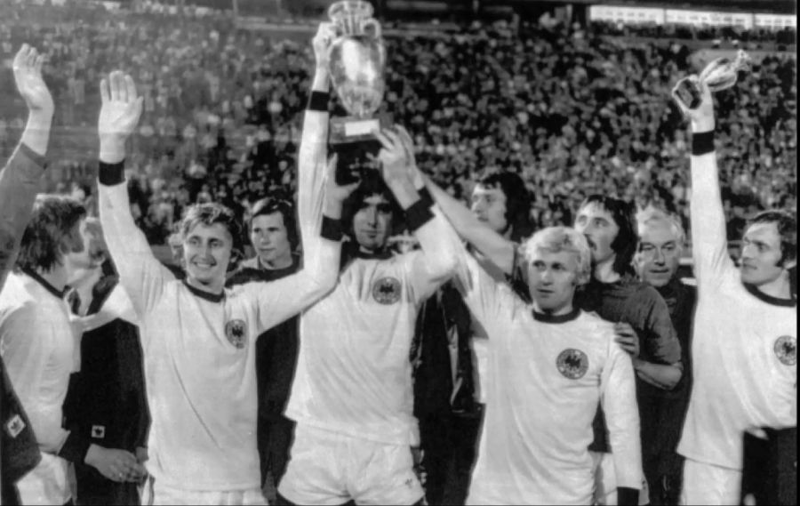 Die Tschechoslowakei jubelt über den EM-Titel 1976. Im Final bezwang man Deutschland mit 5:3 im Elfmeterschiessen.