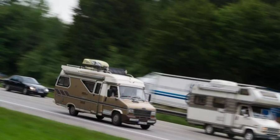 Die Nachfrage nach Wohnmobilen und Caravans bleibt gross: Im vergangenen Jahr sind laut CIVD erstmals mehr als 80.000 Reisemobile in einem Jahr zugelassen worden. Foto: picture alliance / dpa