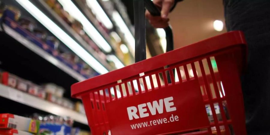 Rewekunden, die das Produkt «Rewe Beste Wahl, Zupfkuchen, 500g, tiefgefroren» gekauft haben, können es im jeweiligen Markt zurückgeben. Der Preis wird erstattet. Foto: picture alliance / dpa