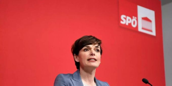 Die Chefin der österreichischen Sozialdemokraten will die Mitglieder der SPÖ über ihre Zukunft an der Parteispitze entscheiden lassen. Foto: Roland Schlager/APA/dpa Die Chefin der österreichischen Sozialdemokraten will die Mitglieder der SPÖ über ihre Zukunft an der Parteispitze entscheiden lassen. Foto: Roland Schlager/APA/dpa