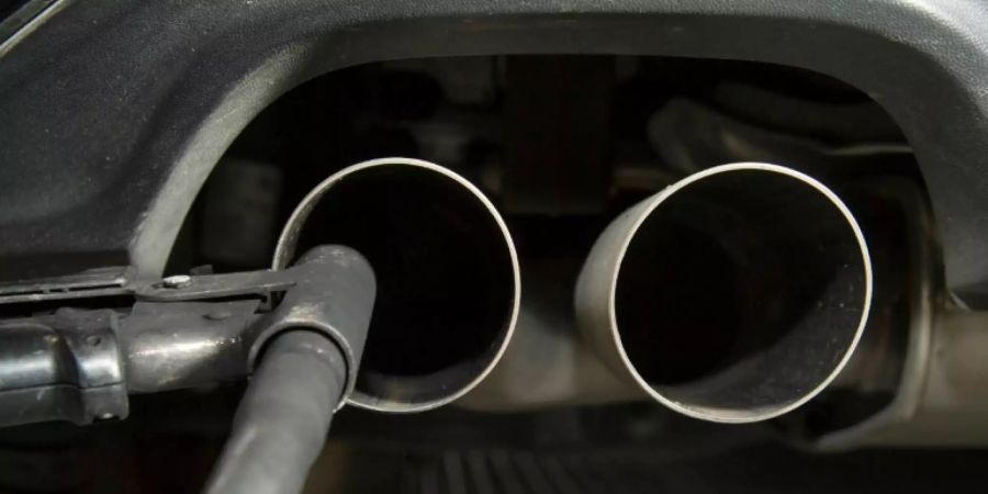 Abgasmessung am Auspuff eines Diesel