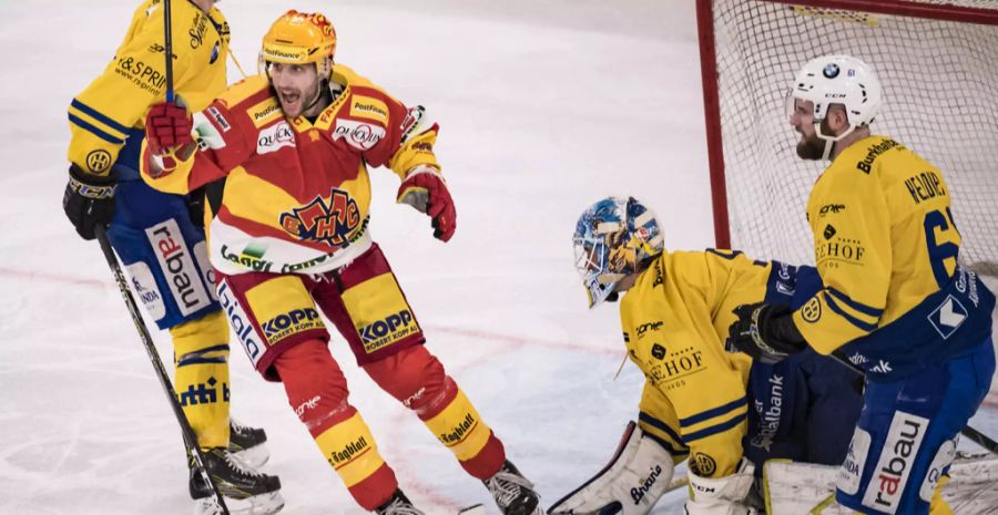 Philipp Wetzel jubelt über einen Playofftreffer im März 2018.