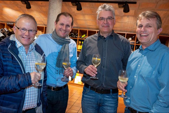 Geniessen zusammen einen Herrenabend. Vl: Markus Rösti, Beat Graf, Marc Fritschi und Martin Frey